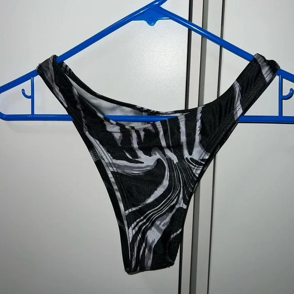 PrettyLittleThing Monochrome Zebra Swirl Print Beach Coverup & Bikini - Picture 4 of 7